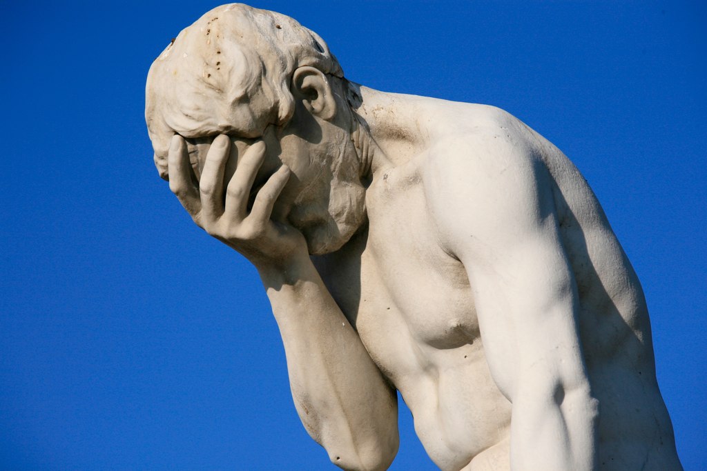 Paris_Tuileries_Garden_Facepalm_statue[1].jpg