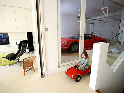 Casa care adaposteste un ferrari.jpg