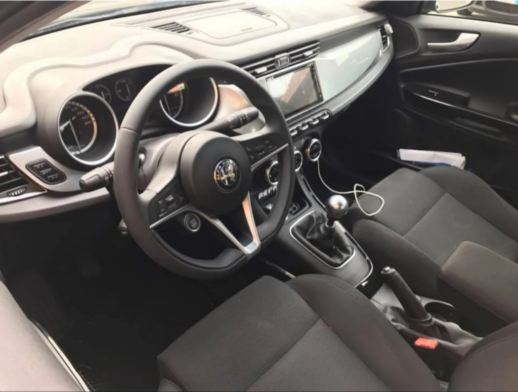 giulietta with giulia steering wheel.PNG