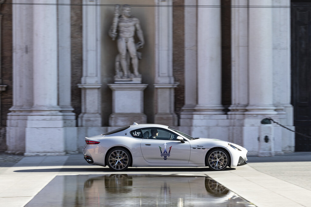 08_Maserati_GranTurismo_Family_Fleet.jpg