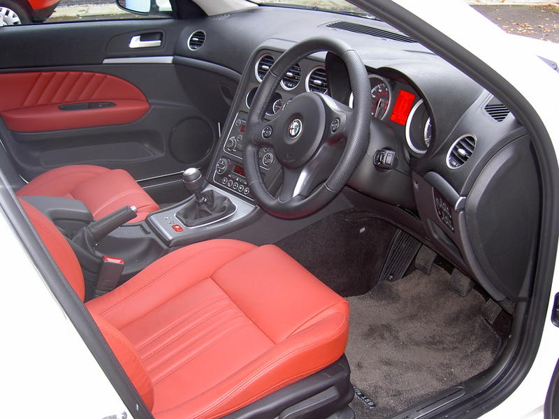 Alfa Romeo 159 Alba MY08 interior rosu.jpg