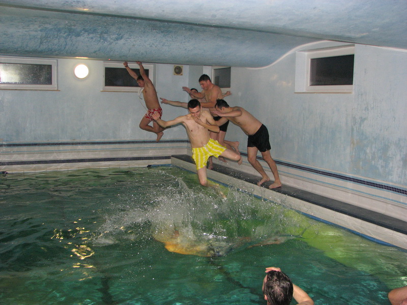 linistiti la piscina.jpg