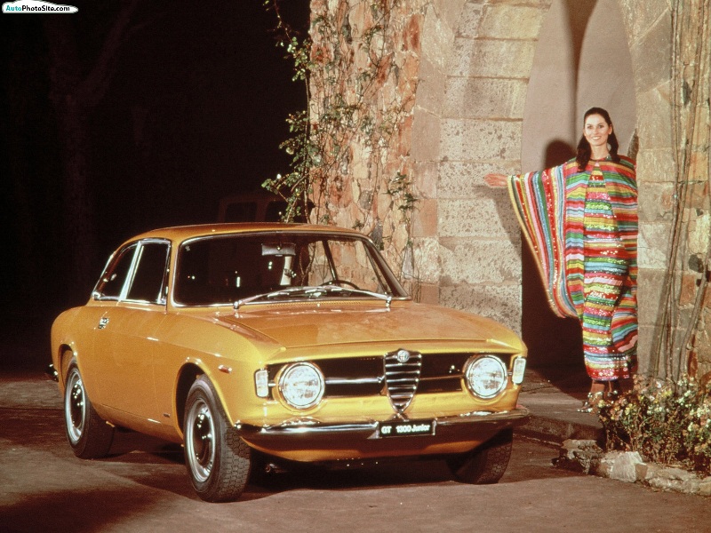 1966_Alfa_Romeo-Giulia_Coupe_1300_GT_Junior_1966-01a.jpg