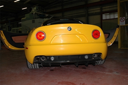 Alfa Romeo 8C Competizione gialla spate.jpg