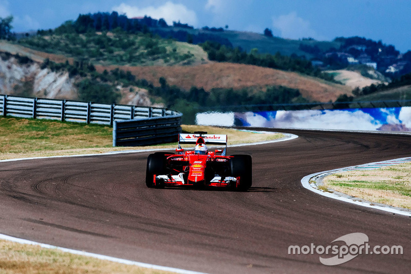 f1-fiorano-pirelli-testing-2016-sebastian-vettel-ferrari-sf15-t2.jpg