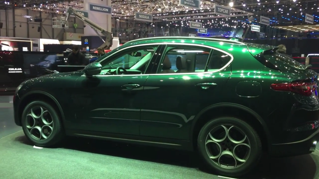 alfa stelvio verde.png