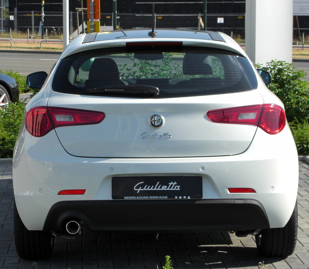 Alfa_Romeo_Giulietta_rear-1_20100718.jpg