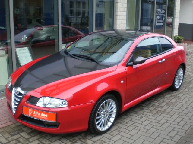 Alfa GT bicolora rosu si negru.jpg