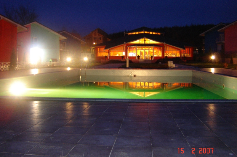 Piscina seara b.jpg