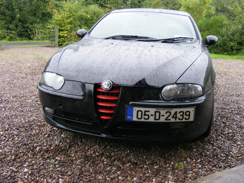 Alfa 147 neagra cu grila rosie.jpg