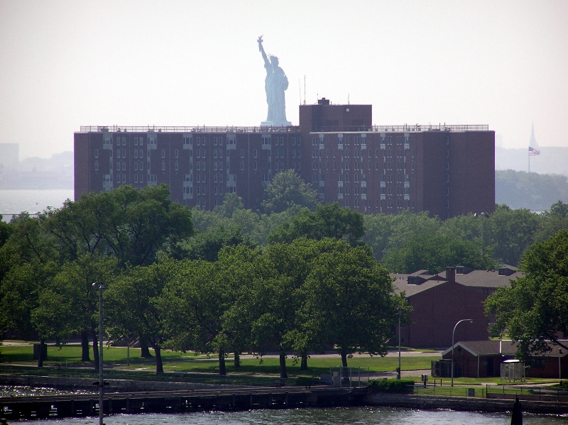 Statuia Libertatii - peste Governors Island.jpg