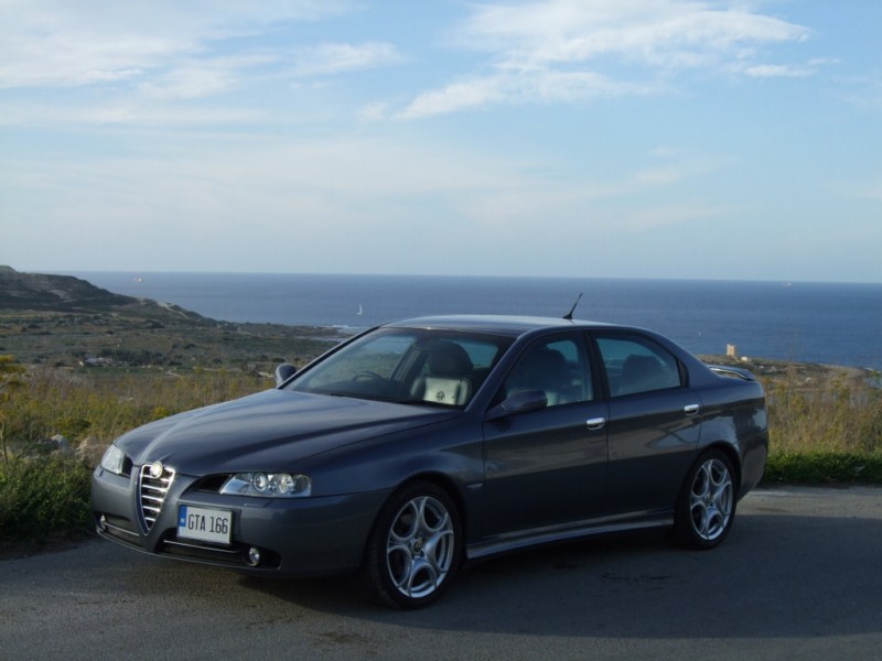 Alfa 166 cu roti de 8C [1600x1200].jpg