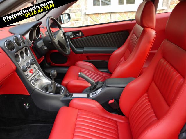 Interior rosu GTV negru.jpg