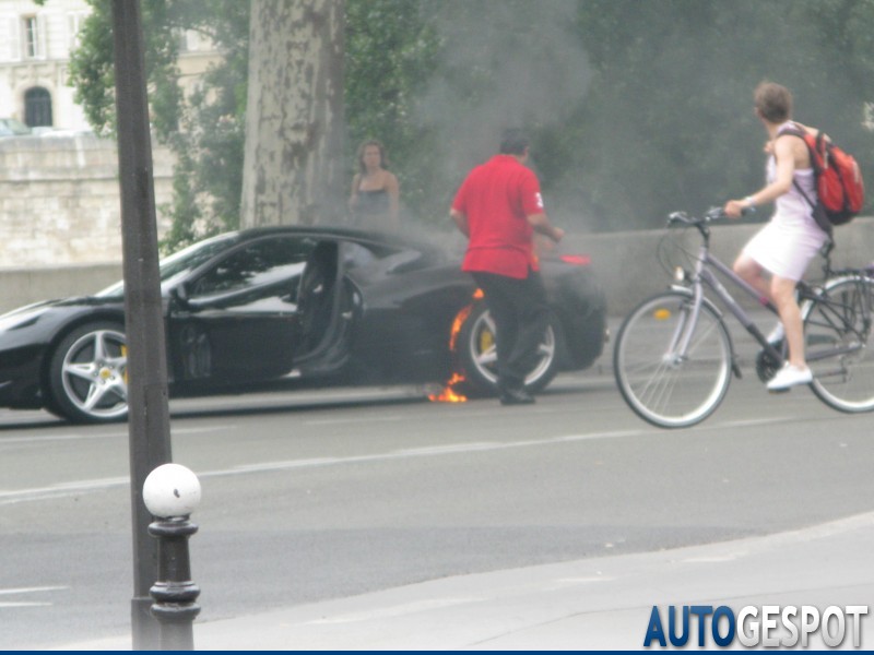 Ferrari_458_Italia_incendiat_02.jpg