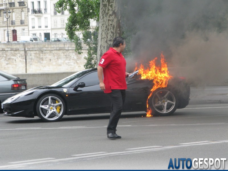 Ferrari_458_Italia_incendiat_01.jpg