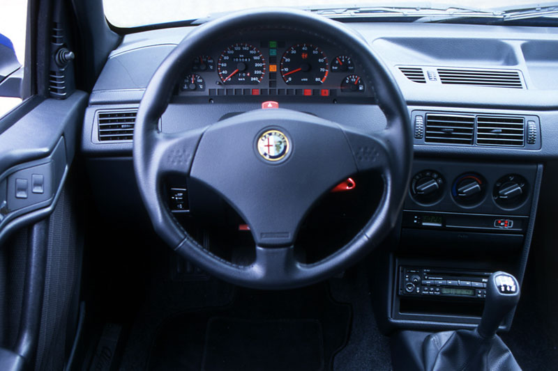 Alfa_Romeo_155_10_fab.jpg