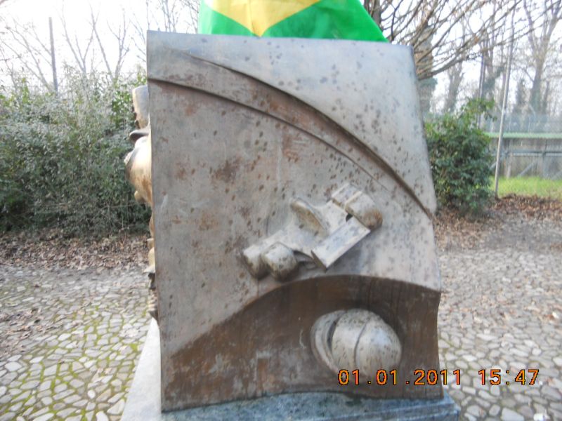 monumentul este amplasat  in fata curbei unde a decedat Senna.jpg