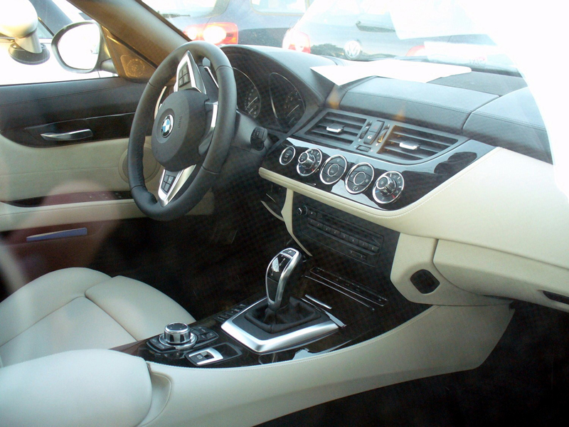 BMW_Z4_sDrive35i_7-DSG_Design_Pure_White_Havanna_Interieur.JPG