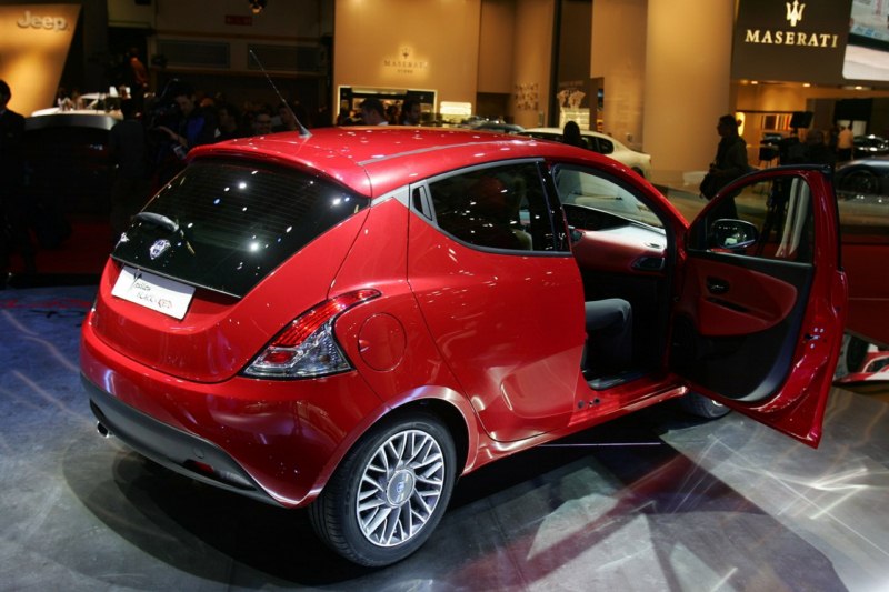 lancia-y-black-red-motorshow-bologna-2011_5 [800x600].jpg